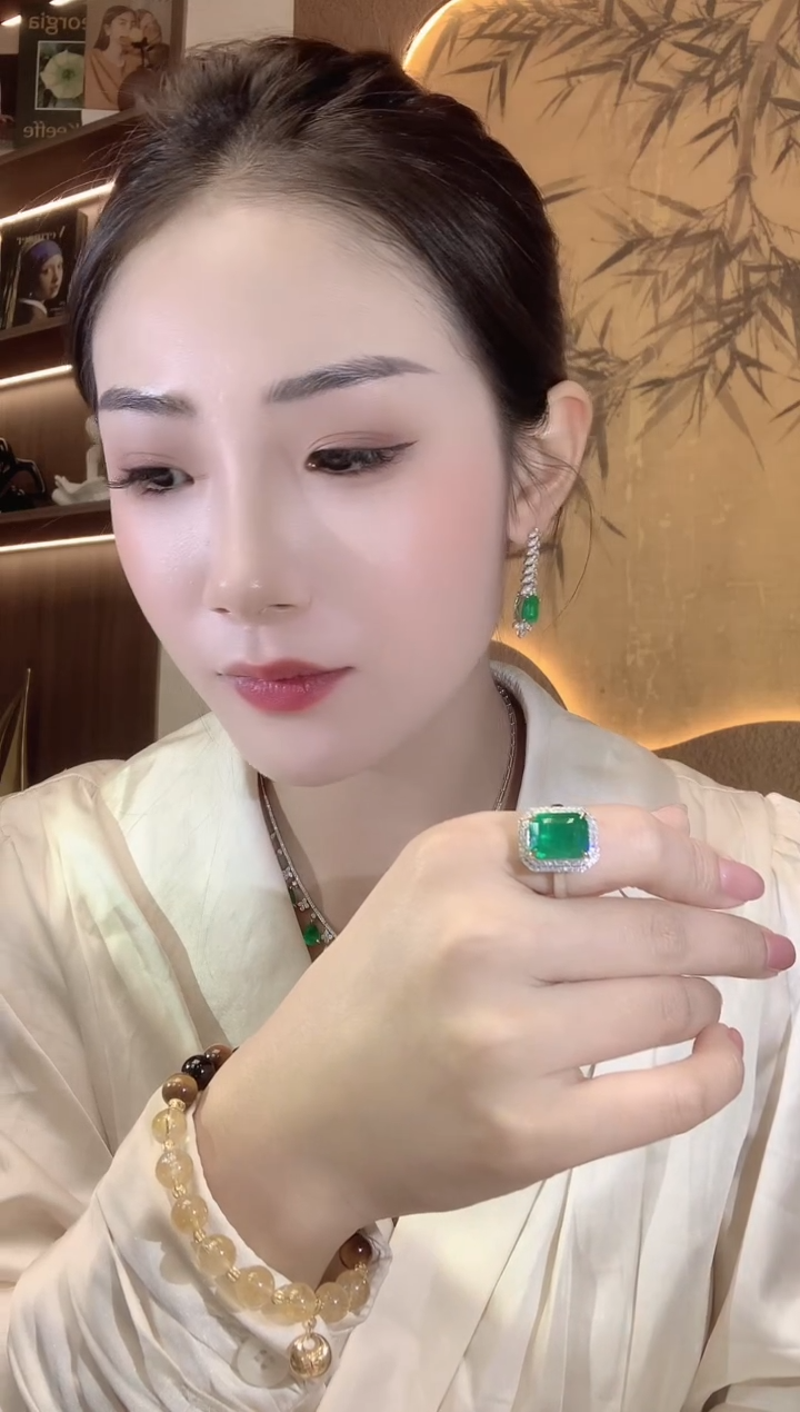 【闪购商品】祖母绿戒指18K金镶嵌D156