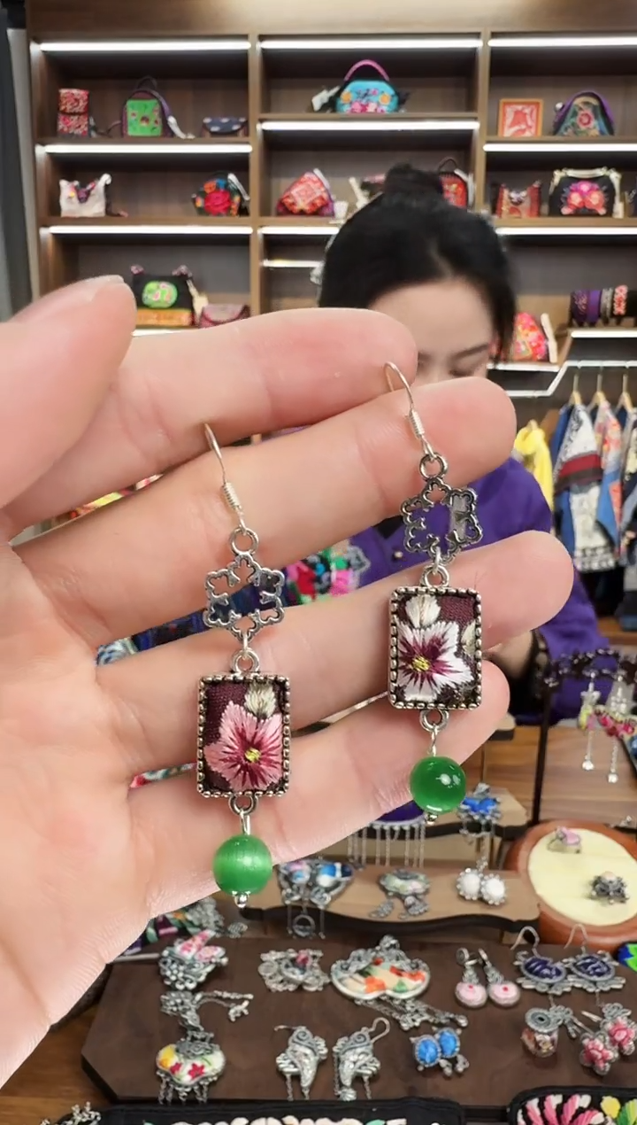 【闪购商品】织绣90蒙阿苏苗绣传承