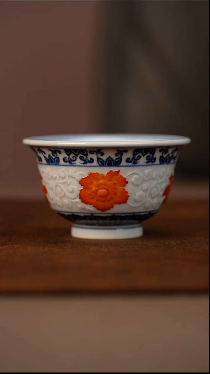 瓷又见春风青花雕刻矾红花卉压手杯