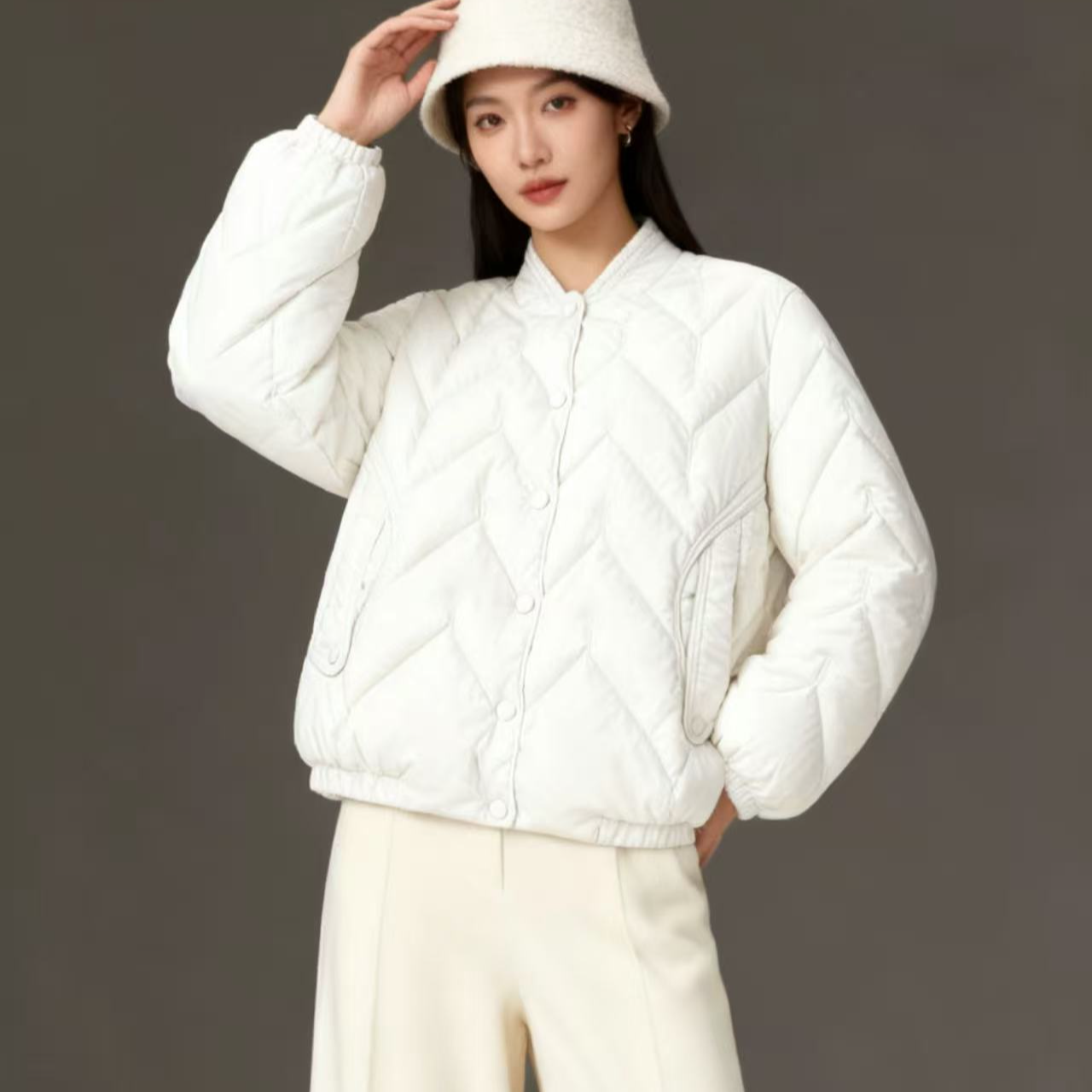 2025秋冬季女生设计师羽绒服外套 HZYRWMYC7010