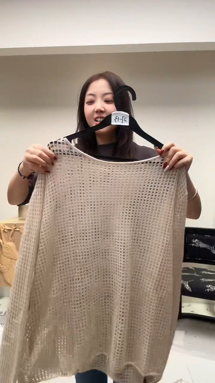 杏色山羊绒经典罩衫
