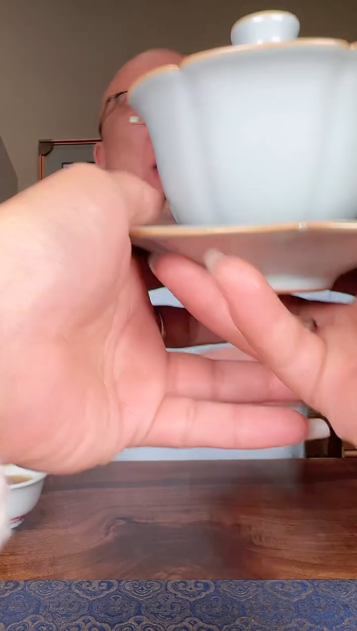 【闪购商品】T分寸天青葵口盖碗