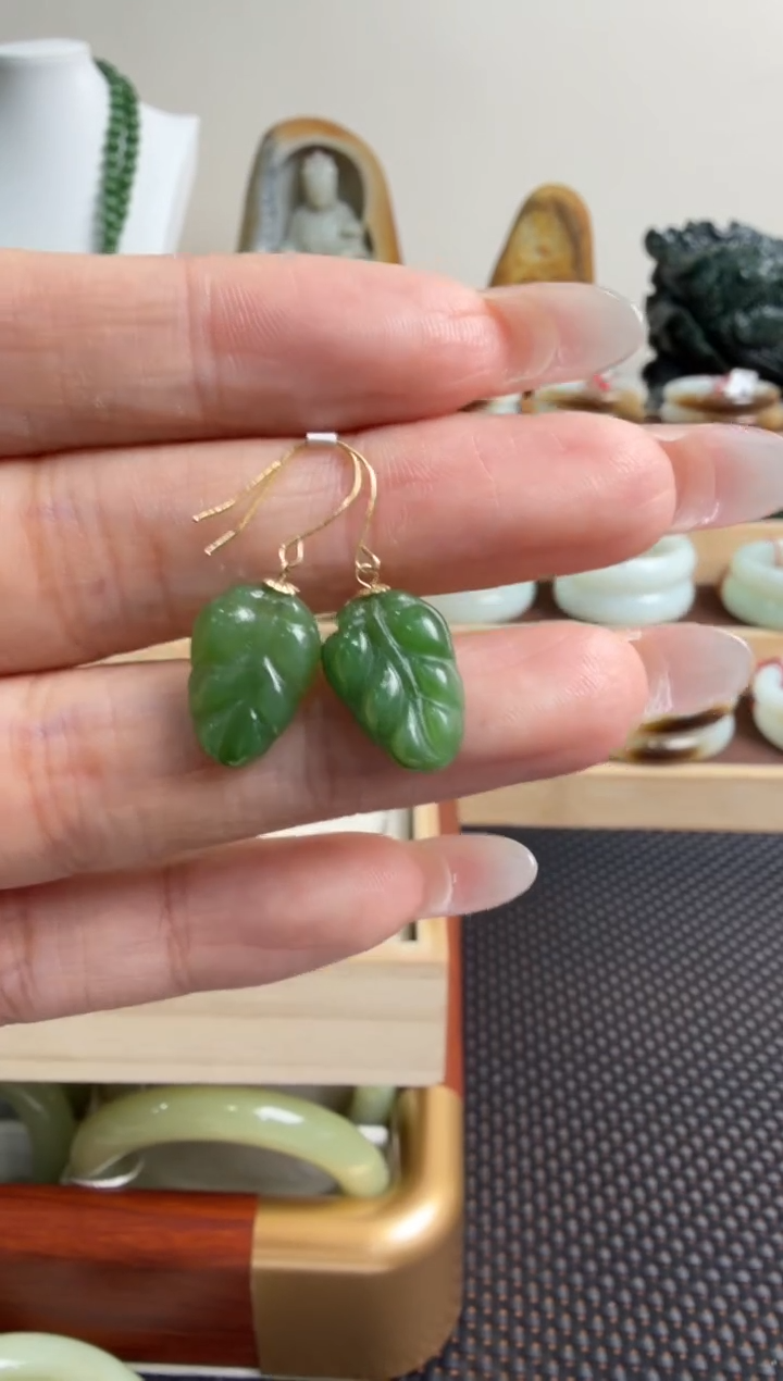 颈饰18K金镶嵌和田玉耳饰一对