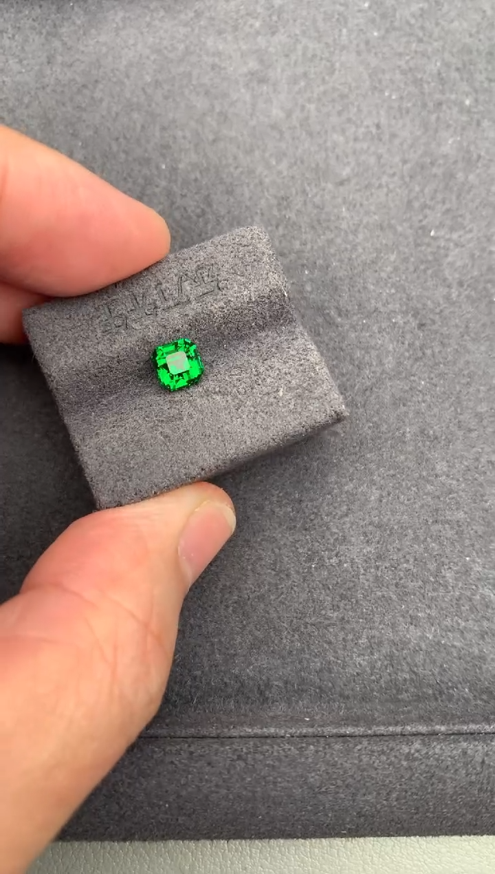 未镶嵌裸石石榴石（沙弗莱）1.04ct 沙弗莱 定制 BH