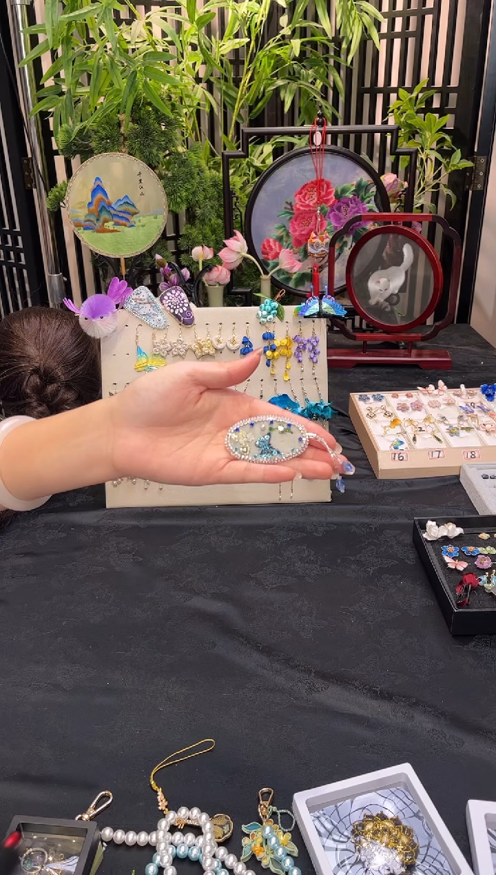 织绣人****欢非遗苏绣手工饰品