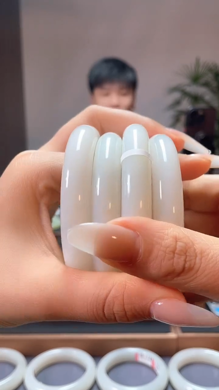 【闪购商品】和田玉手镯未镶嵌白玉55-62多样性发一