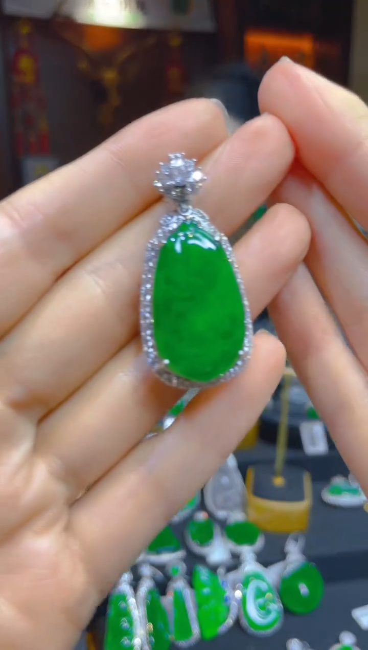 【闪购商品】翡翠颈饰银S925镶嵌123192天然A货翡翠福瓜吊坠