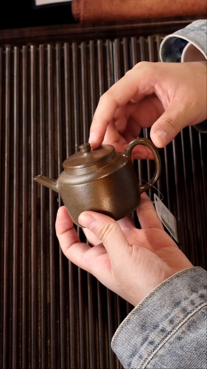 茶壶紫砂折肩宫灯—陆美仙