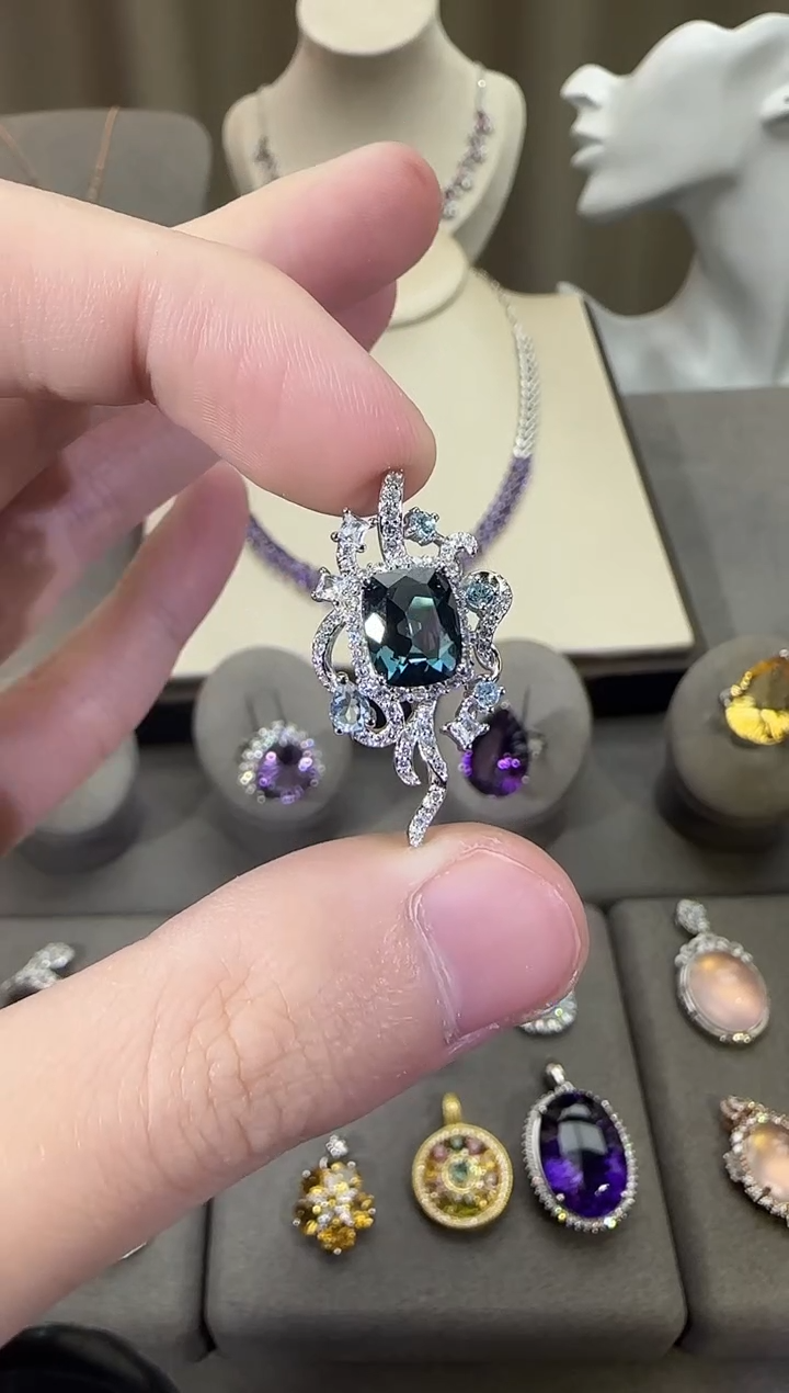 颈饰银S925镶嵌托帕石10*8mm伦敦蓝吊坠设计款