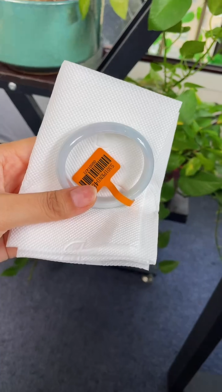 未镶嵌手镯翡翠N****?手镯微瑕