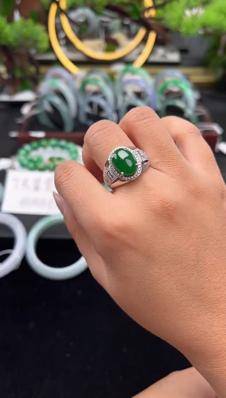 18K金镶嵌戒指翡翠戒指