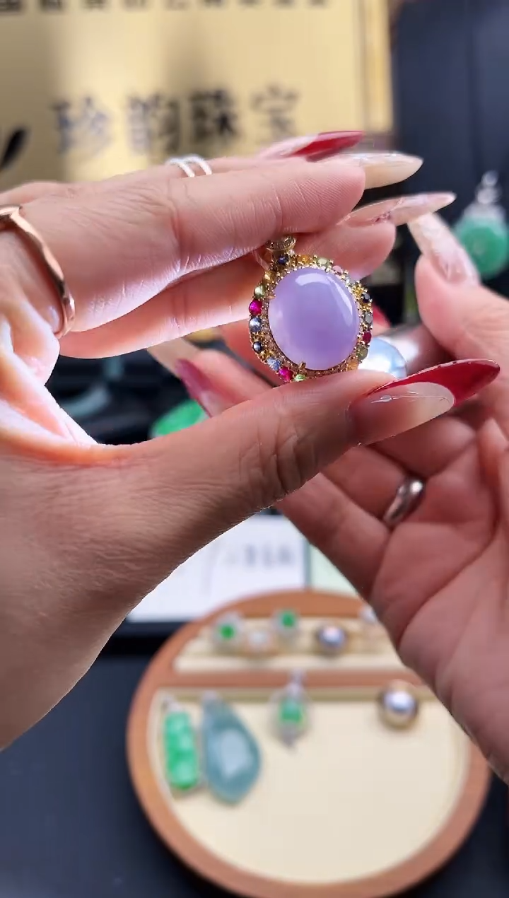 【闪购商品】翡翠颈饰18K金镶嵌翡翠吊坠