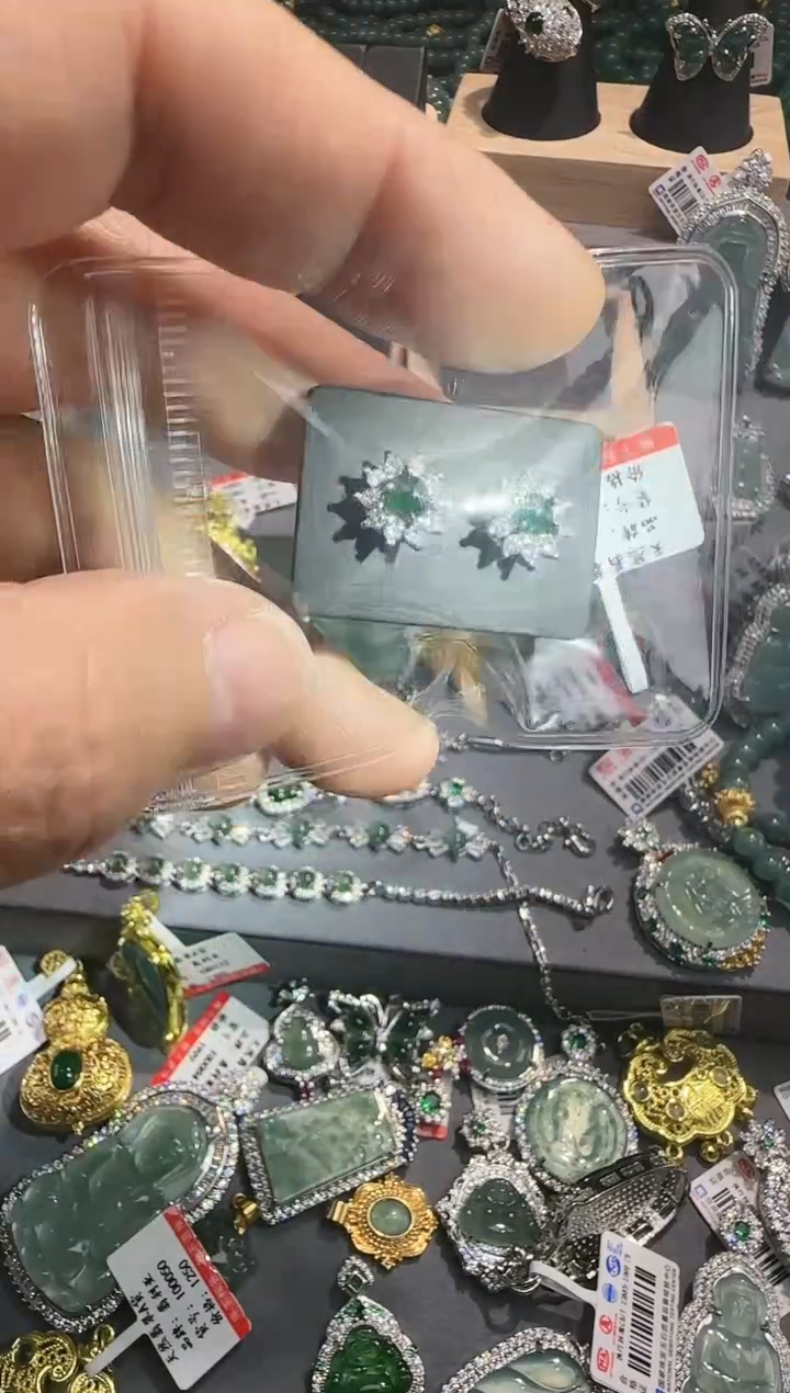 【闪购商品】翡翠吊坠(赠链)未镶嵌翡翠A货源头工厂带证书发