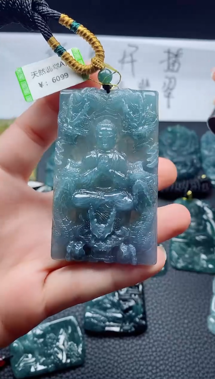 翡翠未镶嵌颈饰         