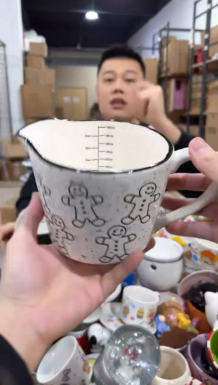 瓷片姜饼人奶壶  