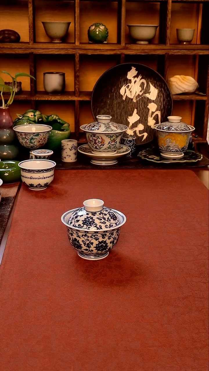 【手工手绘缠枝莲盖碗（小）】