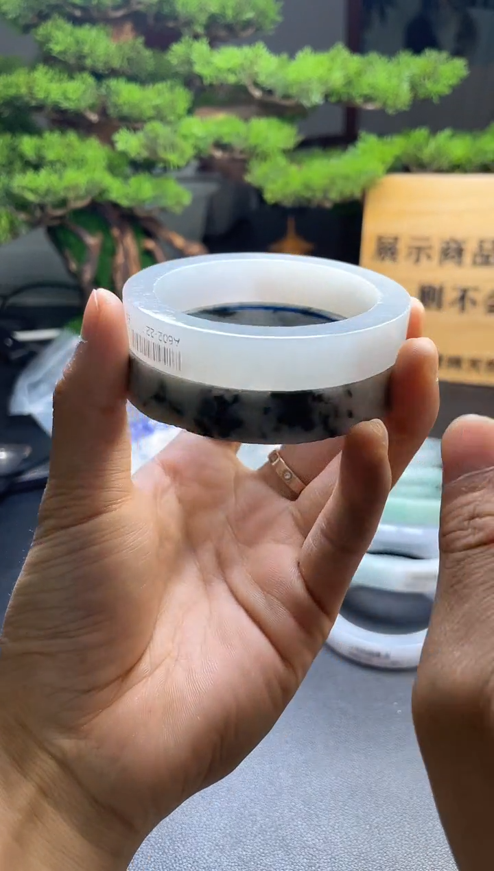 未镶嵌毛胚定制翡翠大**秋发一件