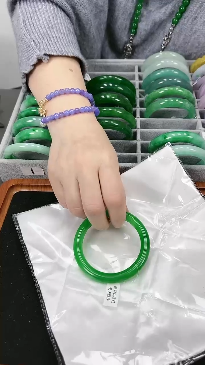 【闪购商品】砖雕s134 蜡阳绿圆条 圈口57