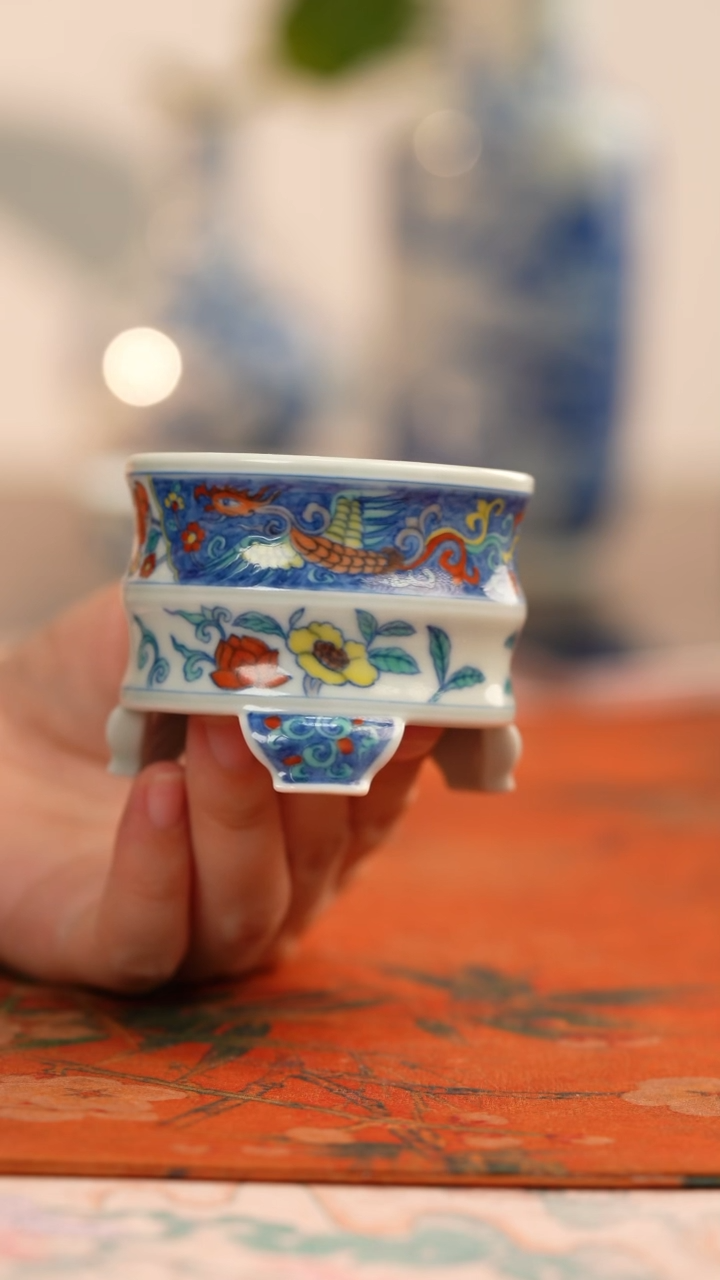 源明清忆斗彩穿花凤香炉