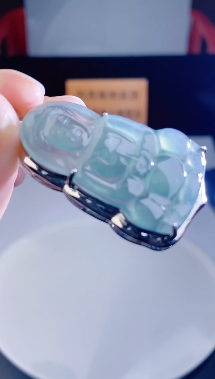 颈饰未镶嵌翡翠  