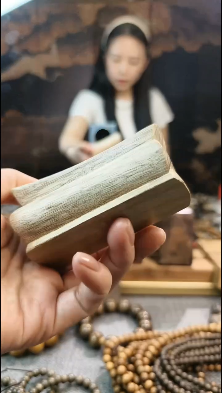 金丝楠见棺发财手把件