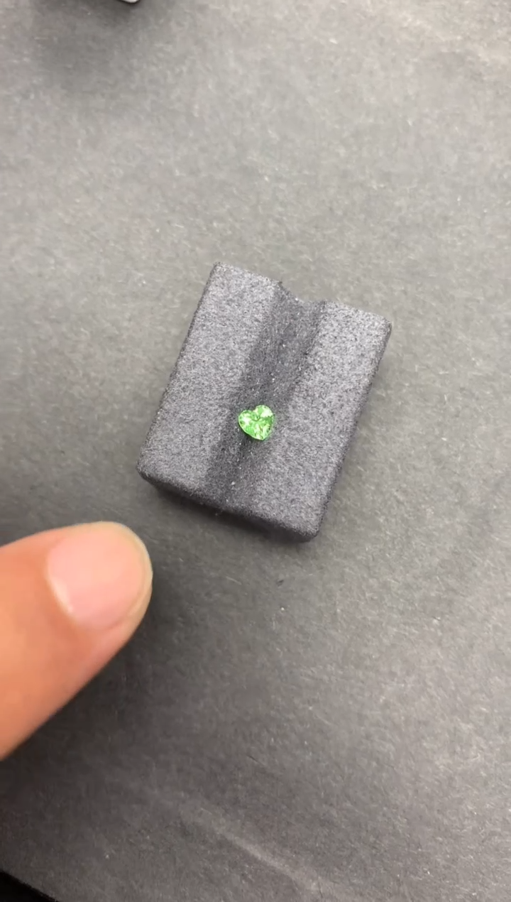 【闪购商品】石榴石（沙弗莱）裸石未镶嵌29分