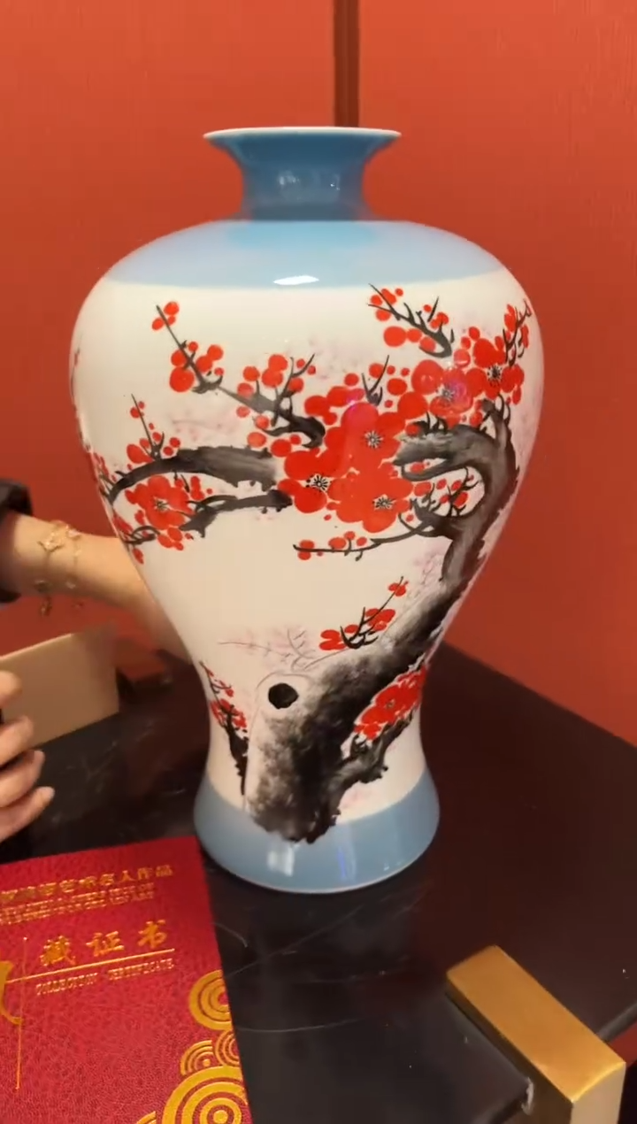 陈春华报春图影青梅瓶