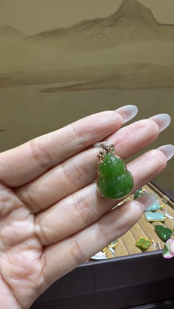 颈饰18K金镶嵌和田玉挂件