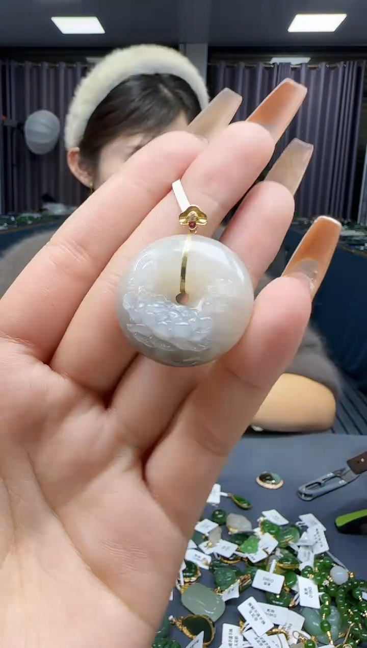 【闪购商品】和田玉挂件18K金镶嵌1