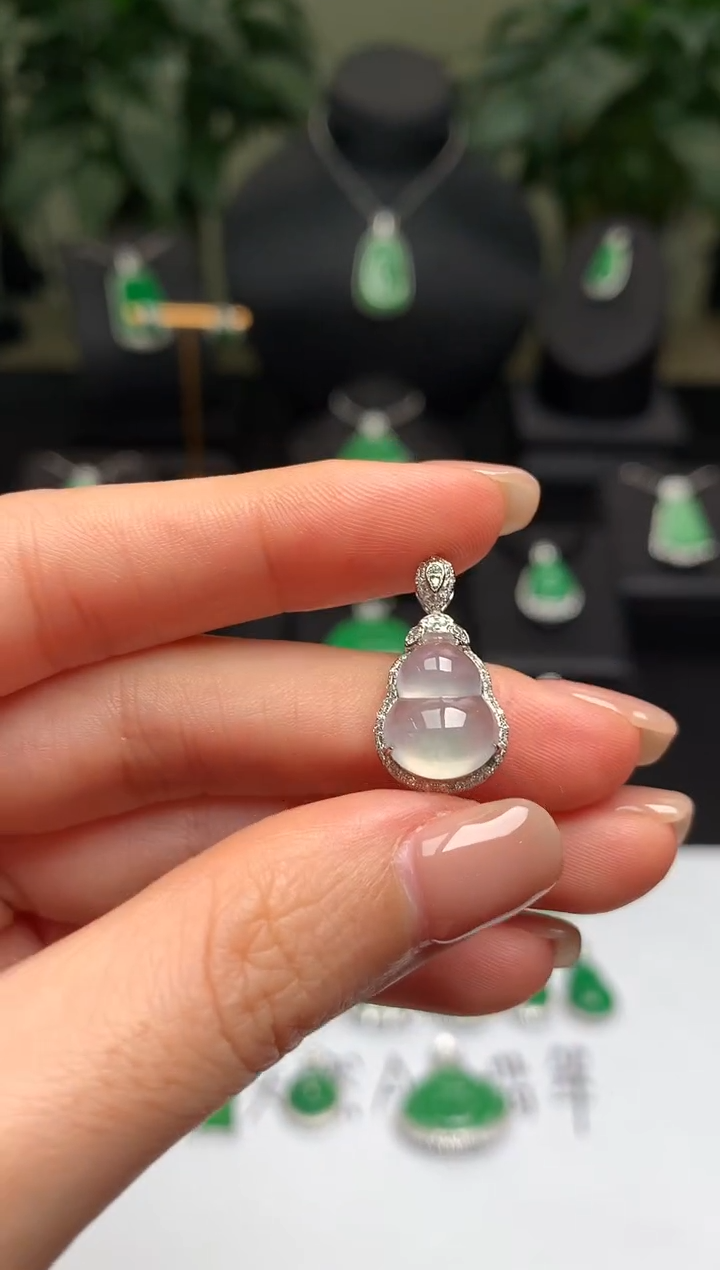 颈饰18K金镶嵌翡翠葫芦