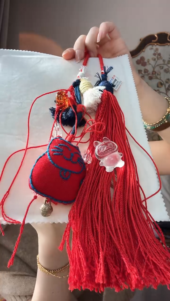 【闪购商品】水晶车挂未镶嵌白水晶拉布布红色招财猫