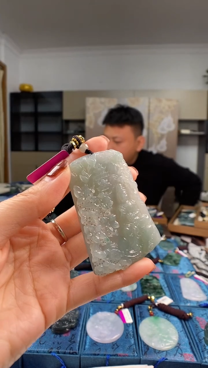 颈饰未镶嵌翡翠  多样性发其一