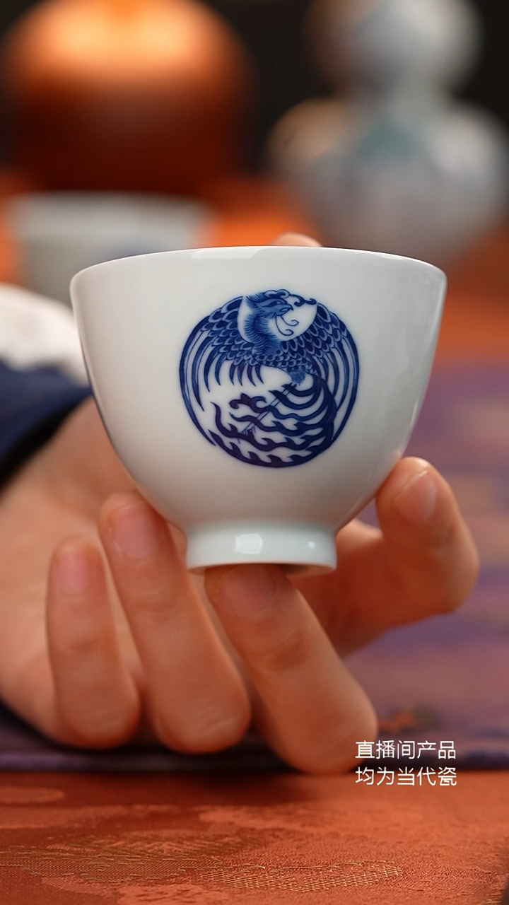 望玉青花团凤纹杯