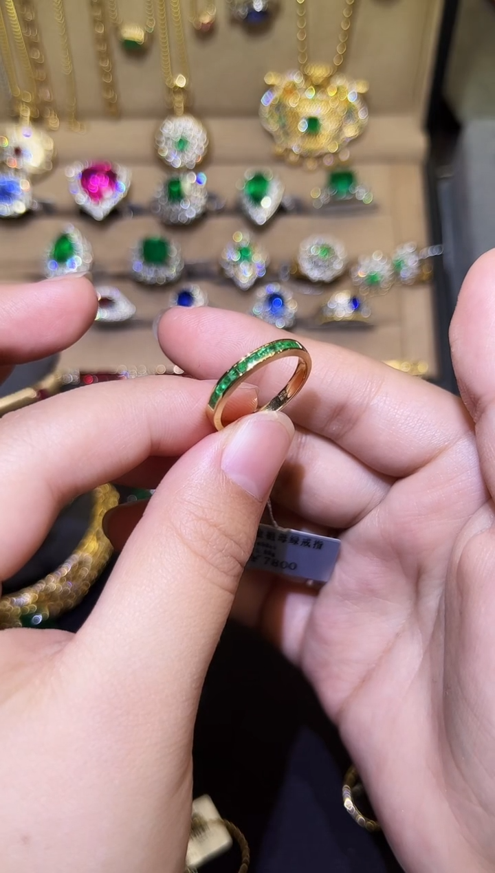 18K金镶嵌戒指祖母绿北****90.45CT
