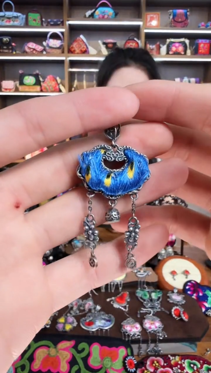 【闪购商品】织绣17蒙阿苏苗绣传承