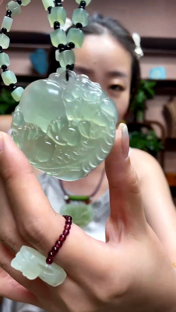 岫玉未镶嵌颈饰·