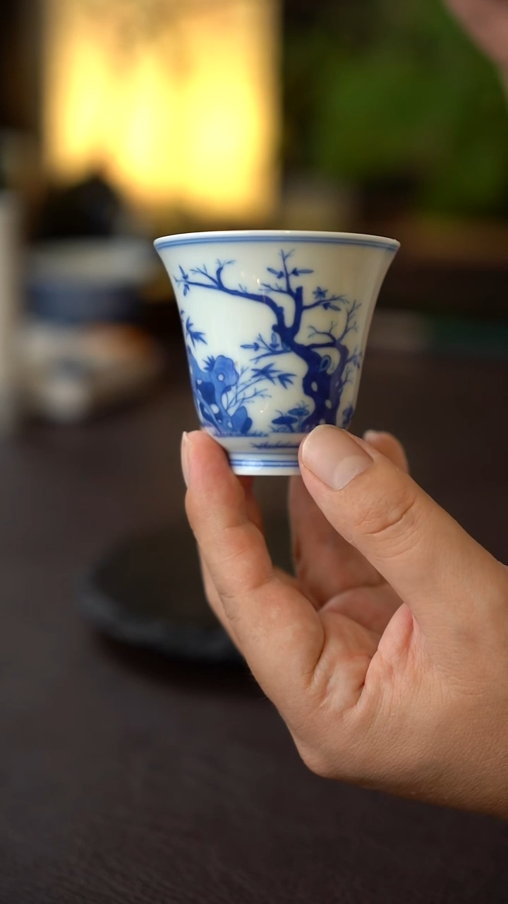 景德镇全手工手绘青花太湖石主人杯