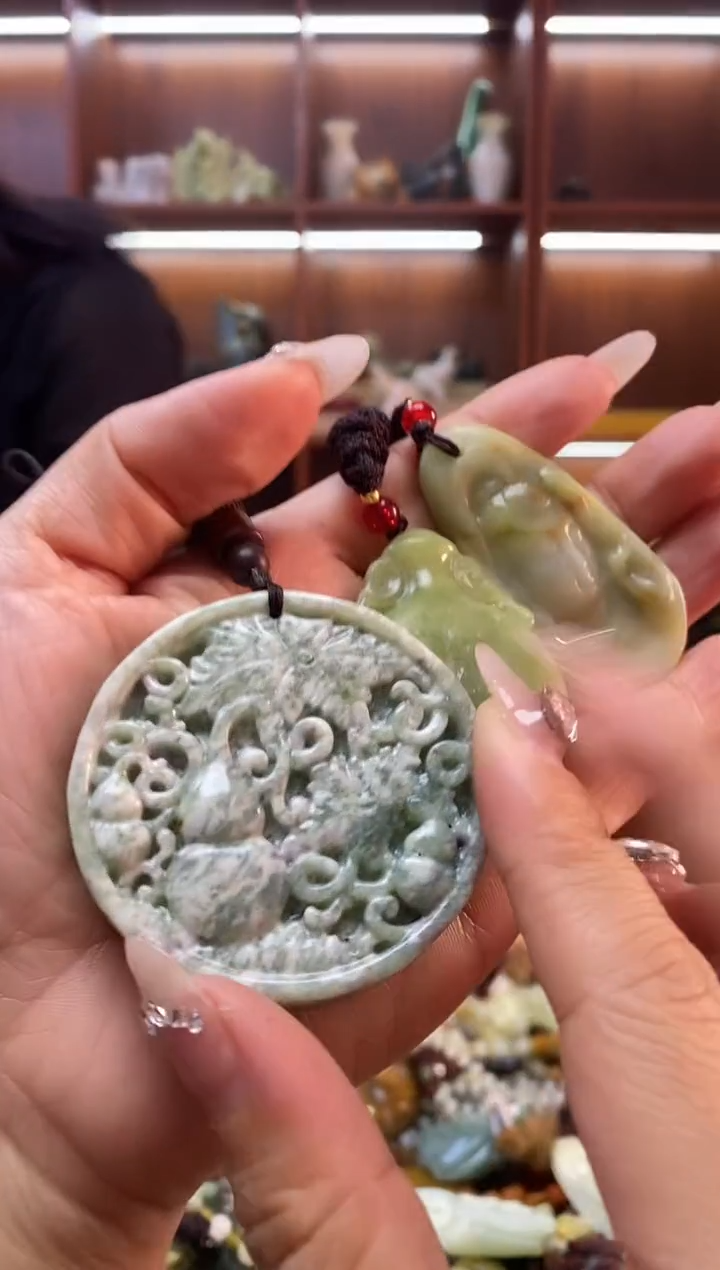 未镶嵌蛇纹石玉挂件 