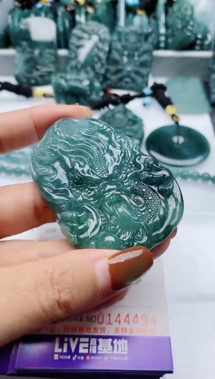 颈饰未镶嵌翡翠             