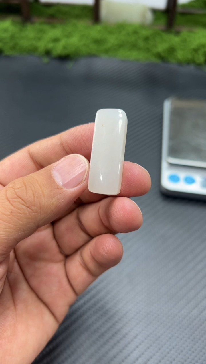 吊坠(赠链)未镶嵌和田玉黑山微色差吊坠