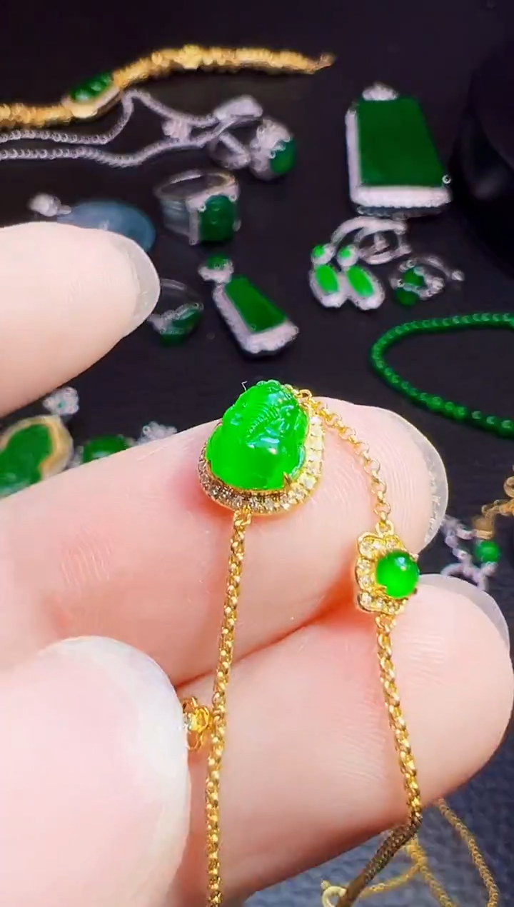 颈饰18K金镶嵌翡翠十****)翡翠