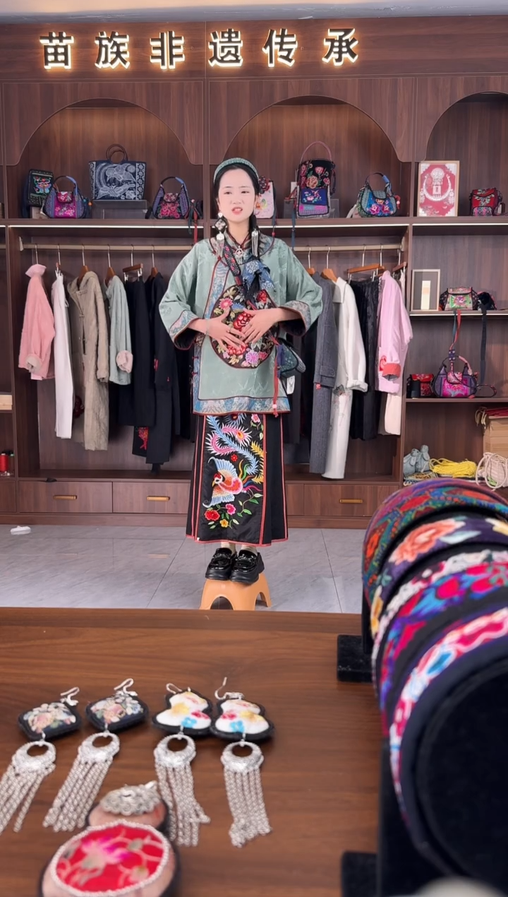 刺绣扶光苗绣传承L30