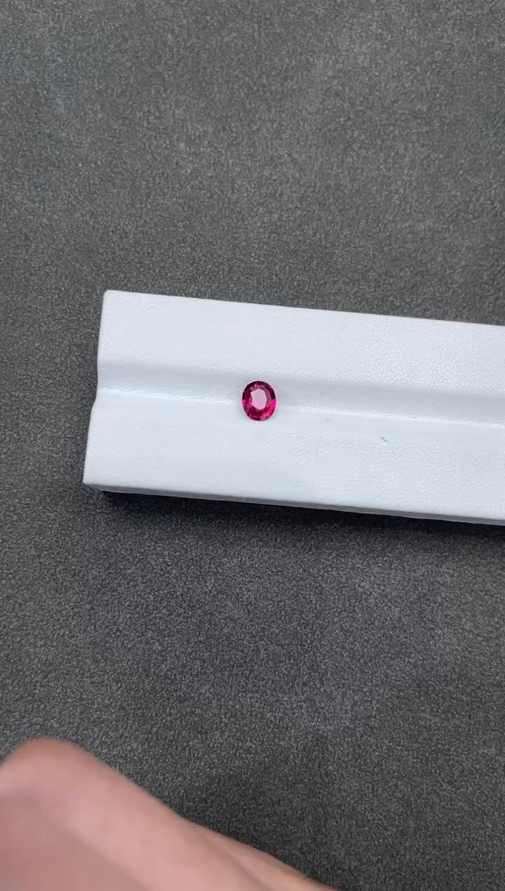 未镶嵌裸石红色碧玺卢比来