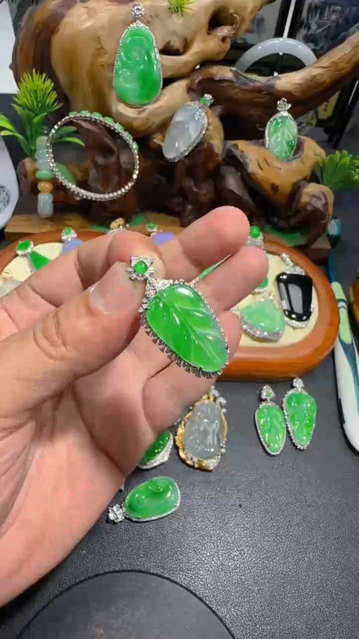 【闪购商品】翡翠吊坠(不含链)18K金镶嵌吊坠