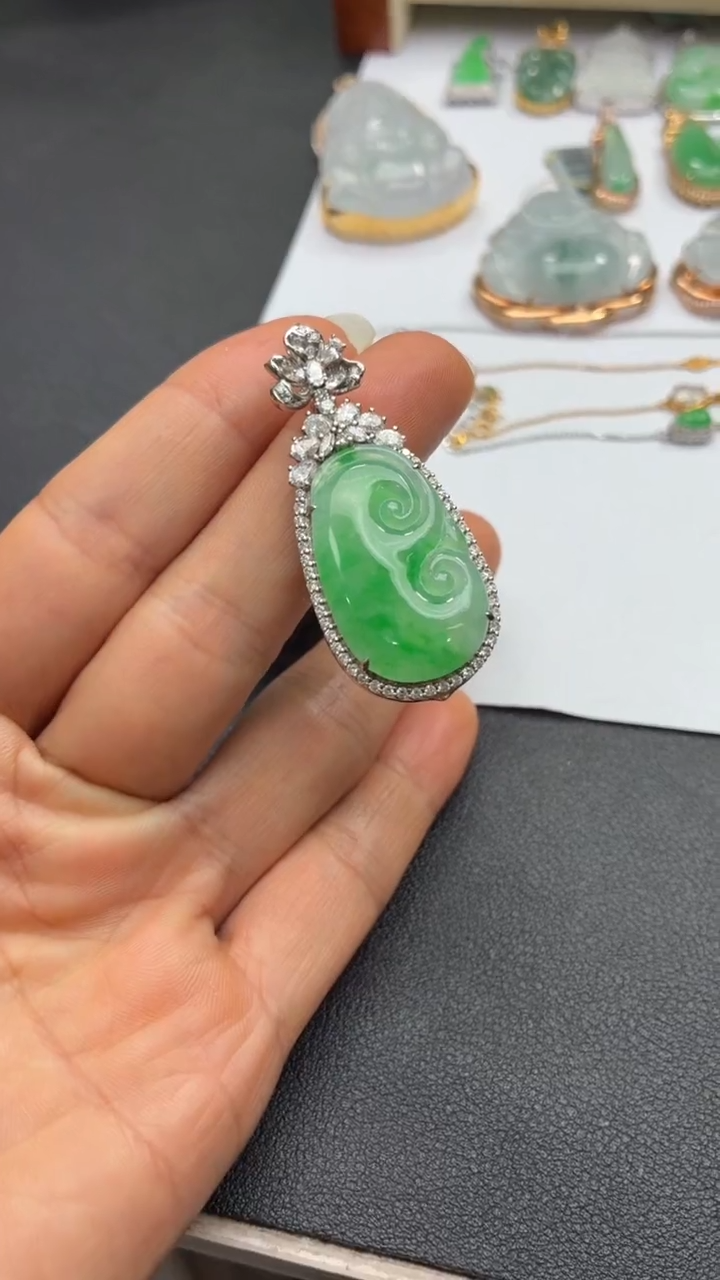 颈饰18K金镶嵌翡翠天然翡翠A货