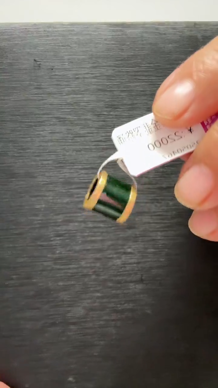 颈饰18K金镶嵌翡翠吊坠