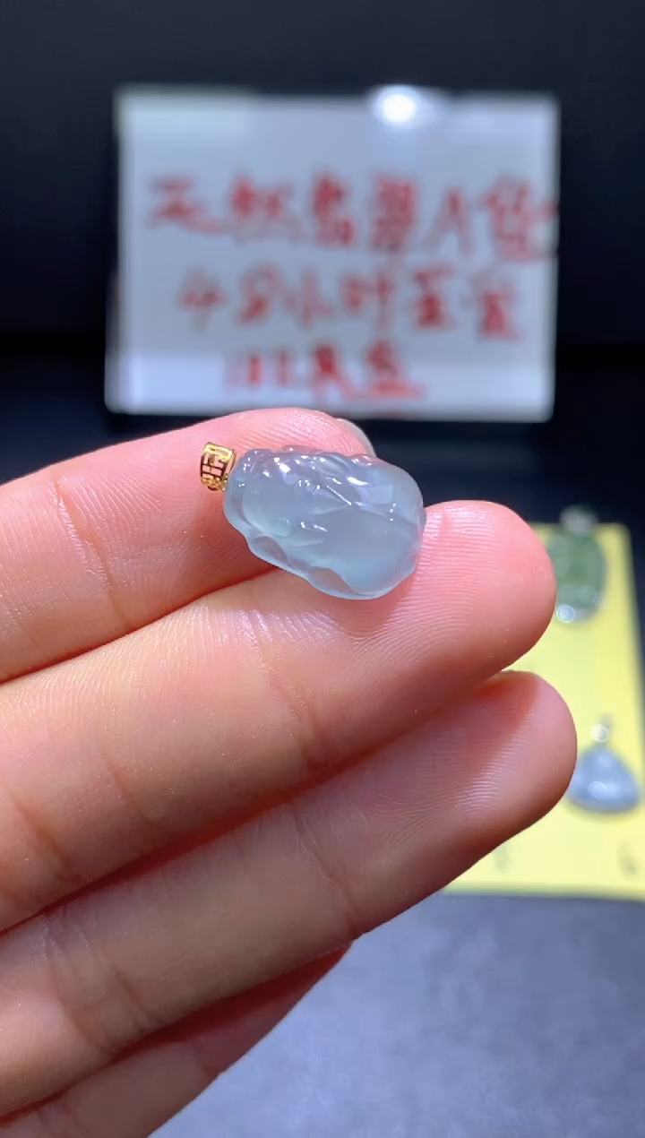 翡翠18K金镶嵌颈饰翡翠吊坠