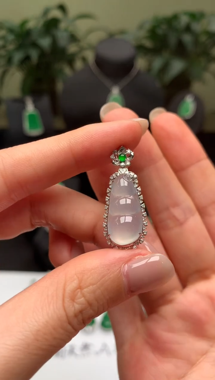 翡翠18K金镶嵌吊坠(不含链)福豆