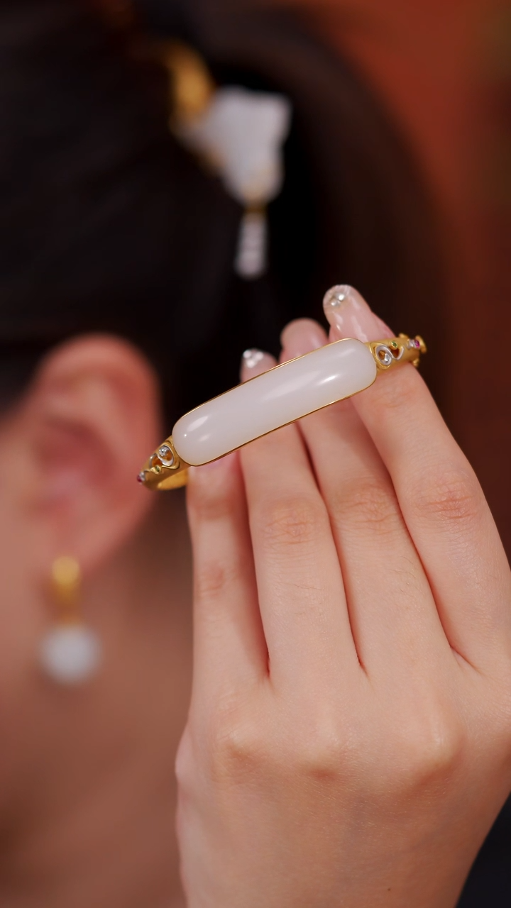 和田玉手镯18K金镶嵌手牌