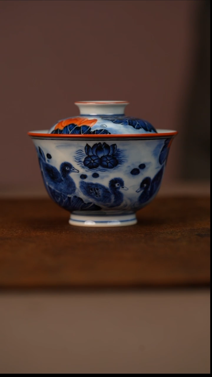 又见春风青花矾红鸭子盖碗